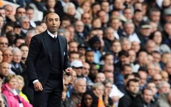 epa03480125 (FILE) A file picture of Chelsea manager Roberto Di Matteo watching the English Premier League soccer match against Tottenham Hotspur at White Hart Lane in London, Britain, 20 October 2012. Chelsea sacked Roberto di Matteo on 21 November 2012. The Blues have reacted to the 0-3 loss in Italy against Juventus Turin which took their hopes of reaching the last 16 out of their hands.  EPA/ANDY RAIN DataCo terms and conditions apply. http//www.epa.eu/downloads/DataCo-TCs.pdf