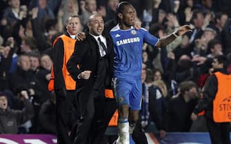 epa03145020 Chelsea's manager Roberto Di Matteo (L) and his player Didier Drogba (R) celebrate after the victory against SSC Napoli in a UEFA Champions League soccer match at Stamford Bridge, south London, Britain, 14 March 2012.  EPA/KERIM OKTEN