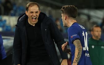 epa09164136 Chelsea's Christian Pulisic (R) celebrates with his head coach Tomas Tuchel after scoring the 0-1 lead during the UEFA Champions League semifinal first leg soccer match between Real Madrid CF and Chelsea FC at Alfredo Di Stefano stadium in Madrid, Spain, 27 April 2021.  EPA/JuanJo Martin