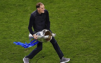 epa09236112 Manager Thomas Tuchel of Chelsea celebrates with the trophy after winning the UEFA Champions League final between Manchester City and Chelsea FC in Porto, Portugal, 29 May 2021.  EPA/Susan Vera / POOL