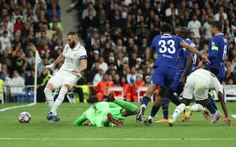 epa10570012 Real Madrid's striker Karim Benzema (L) scores the 1-0 goal during the UEFA Champions League quarter final first leg soccer match between Real Madrid and Chelsea FC, in Madrid, Spain, 12 April 2023.  EPA/Kiko Huesca