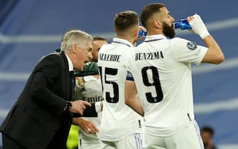 epa10570034 Real Madrid's head coach Carlo Ancelotti (L) gives instructions to midfielder Fede Valverde (C) and striker Karim Benzema (R) during the UEFA Champions League quarter final first leg soccer match between Real Madrid and Chelsea FC, in Madrid, Spain, 12 April 2023.  EPA/Chema Moya
