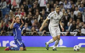 Karim Benzema (R) of Real Madrid and Benedikt Höwedes of Schalke 04 during the UEFA Champions League round 16 second leg soccer match played at Santiago Bernabeu stadium in Madrid, Spain, 10 March 2015. EFE/Emilio Naranjo 