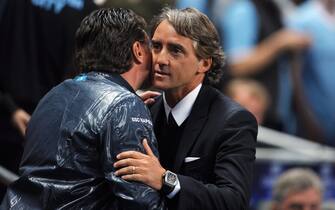 epa02917111 Manchester City's Manager Roberto Mancini (R) greets Naopli head coach Walter Mazzarri (L) during the UEFA Champions League soccer match between Manchester City and SSC Napoli in Manchester, Britain, 14 September 2011. The match ended 1-1.  EPA/ROBIN PARKER