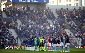 epa09235515 Players of Manchester City (R) and Players of Chelsea line up before the UEFA Champions League final between Manchester City and Chelsea FC in Porto, Portugal, 29 May 2021.  EPA/Carl Recine / POOL