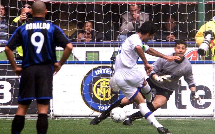 Il gol su rigore di Guardiola in Inter-Brescia del 2002