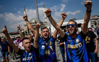epa10683048 Fans of Inter Milan gather prior to the UEFA Champions League Final match between Manchester City and Inter Milan, at the Taksim Square in Istanbul, Turkey, 10 June 2023.  EPA/MARTIN DIVISEK