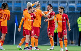 epa10816413 Galatasaray's Sergio Oliveira is congratulated after scoring the 1-1 goal during the UEFA Champions League playoff, first leg soccer match between Molde and Galatasaray, in Molde, Norway, 23 August 2023.  EPA/Svein Ove Ekornesvag  NORWAY OUT