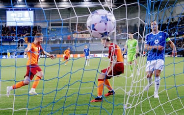 epa10816546 Galatasaray's Fredrik Midtsjo (L) scores the 2-3 goal during the UEFA Champions League playoff, first leg soccer match between Molde and Galatasaray, in Molde, Norway, 23 August 2023.  EPA/Svein Ove Ekornesvag  NORWAY OUT
