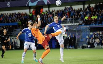 epa10816411 Galatasaray Abdulkerim Bardakci and Molde's Ola Brynhildsen in action during the UEFA Champions League playoff, first leg soccer match between Molde and Galatasaray, in Molde, Norway, 23 August 2023.  EPA/Svein Ove Ekornesvag  NORWAY OUT