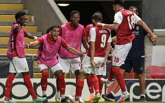 epa10816474 Braga`s players celebrate a goal against Panathinaikos during the Champions League play-off 1st leg soccer match between Sporting de Braga and Panathinaikos, in Braga, Portugal, 23 August 2023.  EPA/FERNANDO VELUDO