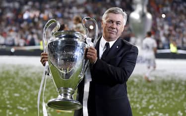 epa09241637 (FILE) Real Madrid's Italian head coach Carlo Ancelotti holds the winner trophy during an event to celebrate their win in the UEFA Champions League held at Santiago Bernabeu stadium in Madrid, Spain on 25 May 2014 (re-issued 01 June 2021). Real Madrid announced on 01 June 2021 Italian coach Carlo Ancelotti as new head coach of the team. Ancelotti returns to Real Madrid after managing the club between 2013 and 2015.  EPA/Javier Lizon