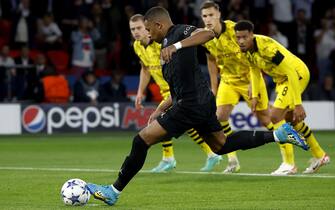 epa10870431 Kylian Mbappe of PSG scores the opening goal with a penalty during the UEFA Champions League Group F match between Paris Saint-Germain and Borussia Dortmund in Paris, France, 19 September 2023.  EPA/YOAN VALAT