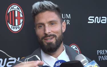 Giroud: "Al rinnovo pensiamo a giugno"