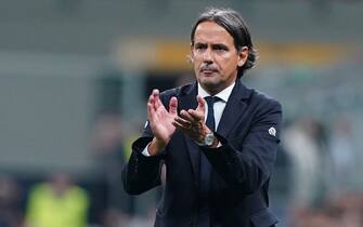 Foto Spada/LaPresse 03 Ottobre 2023 - Milano  , Italia - sport, calcio - Fc Inter Vs Benfica - Champions League 2023/2024 - Stadio San Siro Nella foto:Simone Inzaghi (FC Inter);

October 03 , 2023 Milan  , Italy - sport, calcio - Fc Inter Vs Benfica - Champions League 2023/2024  - San Siro Stadium . In the pic :  Simone Inzaghi (FC Inter);