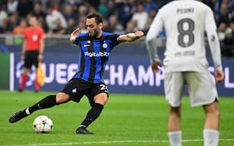(221005) -- MILAN, Oct. 5, 2022 (Xinhua) -- FC Inter's Hakan Calhanoglu (L) scores his goal during the UEFA Champions League Group C match between FC Inter and Barcelona in Milan, Italy, on Oct. 4, 2022. (Photo by Alberto Lingria/Xinhua) - Alberto Lingria -//CHINENOUVELLE_XxjpbeE007022_20221005_PEPFN0A001/2210050834/Credit:CHINE NOUVELLE/SIPA/2210050900