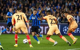 epa10223728 Ferran Jutgla of Club Brugge (2-L) in action against Reinildo of Atletico Madrid (2-R) during the UEFA Champions League group B soccer match between Club Brugge and Atletico Madrid in Bruges, Belgium, 04 October 2022.  EPA/Stephanie Lecocq