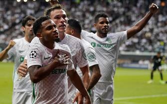 epa10167936 Sporting's Marcus Edwards (L) celebrates with teammates after scoring the 1-0 lead during the UEFA Champions League group D soccer match between Eintracht Frankfurt and Sporting Lisbon in Frankfurt, Germany, 07 September 2022.  EPA/RONALD WITTEK