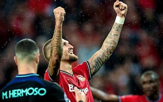 epa10182417 Leverkusen's Robert Andrich (C) celebrates after scoring the opening goal in the UEFA Champions League group B stage soccer match between Bayer Leverkusen and Atletico Madrid at BayArena in Leverkusen, Germany, 13 September 2022.  EPA/SASCHA STEINBACH