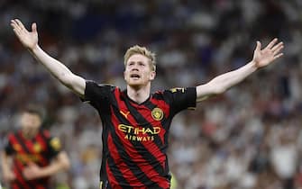 epaselect epa10618240 Manchester's midfielder Kevin De Bruyne celebrates after scoring the 1-1 goal during the UEFA Champions League semifinal first leg soccer match between Real Madrid and Manchester City at Santiago Bernabeu Stadium in Madrid, Spain, 09 May 2023.  EPA/Rodrigo Jimenez