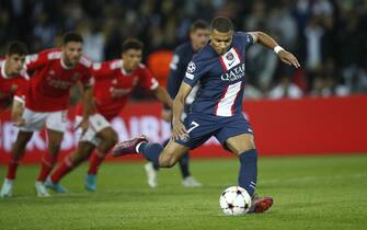 epa10236979 Paris Saint Germain's Kylian Mbappe in action during the UEFA Champions League group H soccer match between Paris Saint-Germain (PSG) and SL Benfica in Paris, France, 11 October 2022.  EPA/YOAN VALAT