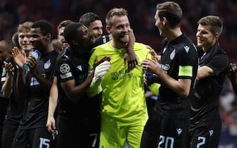 epa10239256 Brugge's goalkeeper Simon Mignolet (C) is congratulated by his teammates following the UEFA Champions League Group B soccer match between Atletico Madrid and Club Brugge held at Civicas Metropolitano Stadium, in Madrid, Spain, 12 October 2022.  EPA/SERGIO PEREZ