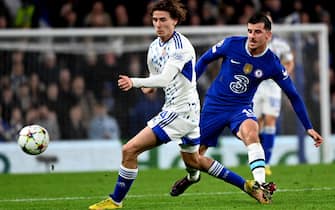 epa10282412 Mason Mount (R) of Chelsea in action against Robert Ljubicic of Zagreb during the UEFA Champions League group E soccer match between Chelsea and Dinamo Zagreb in London, Britain, 02 November 2022.  EPA/ANDY RAIN