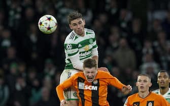 epa10266117 Celtic's Matt O'Riley and Shakhtar's Artem Bondarenko in action during the UEFA Champions League group F soccer match between Celtic Glasgow and Shakhtar Donetsk in Glasgow, Britain, 25 October 2022.  EPA/ROBERT PERRY