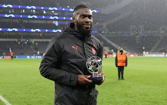 LONDON, ENGLAND - MARCH 08: Fikayo Tomori of AC Milan poses for a photograph with the PlayStation Player of the Match award after the UEFA Champions League round of 16 leg two match between Tottenham Hotspur and AC Milan at Tottenham Hotspur Stadium on March 08, 2023 in London, England. (Photo by Charlie Crowhurst - UEFA/UEFA via Getty Images)