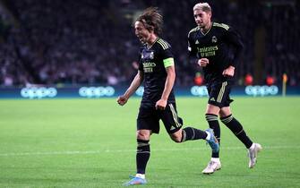 epa10165471 Luka Modric (L) of Real Madrid celebrates with teammate Federico Valverde after scoring his team's second goal during the UEFA Champions League group F match between Celtic Glasgow and Real Madrid in Glasgow, Britain, 06 September 2022.  EPA/ROBERT PERRY