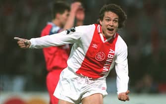 Ajax Amsterdam's Finnish player Jari Litmanen celebrates after scoring the first goal for Ajax during their Champions League second leg semi-final against Bayern Munich 19 April. Ajax was leading 3-1 at half-time.  AFP PHOTO (Photo by Paul VREEKER and Toussaint KLUITERS / ANP / AFP)        (Photo credit should read PAUL VREEKER,TOUSSAINT KLUITERS/AFP via Getty Images)