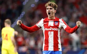 epa09533036 Atletico Madrid's Antoine Griezmann celebrates after scoring the 2-2 goal during the UEFA Champions League group B soccer match between Atletico Madrid and Liverpool FC at Wanda Metropolitano stadium in Madrid, Spain, 19 October 2021.  EPA/Chema Moya