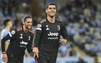 epa09468646 Juventus' Alvaro Morata celebrates scoring his team's third goal during the UEFA Champions League group H soccer match between Malmo FF and Juventus FC at Malmoe New Stadium in Malmoe, Sweden, 14 September 2021.  EPA/Andreas Hillergren/TT SWEDEN OUT