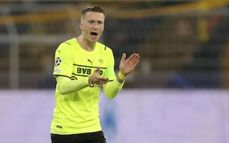 epa09562191 Dortmund's Marco Reus celebrates after scoring the opening goal by penalty during the UEFA Champions League group C soccer match between Borussia Dortmund and Ajax Amsterdam in Dortmund, Germany, 03 November 2021.  EPA/FRIEDEMANN VOGEL