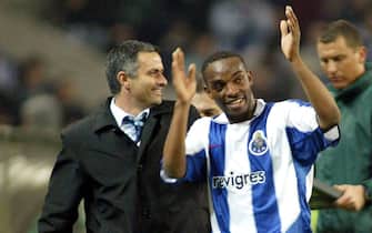 epa00142058 Porto's player, Benni Mc Carthy jubilates together with coach Jose Mourinho (L) after winning the Champions League match against Manchester United on Wednesday, 25 February 2004, at the dragon Stadium.  EPA/ANTONIO SIMOES