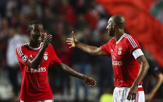 epa05009844 Benfica´s Luisao (C) celebrates a goal with Talisca (L) and Jonas against Galatasaray during the UEFA Champions League Group C soccer match held in Luz Stadium in Lisbon, Portugal, 03 November 2015.  EPA/JOSÉ SENA GOULÃO