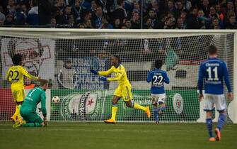 epa04503941 Chelsea Didier Drogba (C) celebrates scoring the 4-0 during the UEFA Champions League Groupe G match between FC Schalke 04 and FC Chelsea in Gelsenkirchen, Germany, 25 Nvoember 2014.  EPA/BERND THISSEN