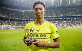 ISTANBUL, TURKEY - SEPTEMBER 15: Jude Bellingham of Borussia Dortmund with the Player of the Match trophy after the final whistle during the Champions League Group C match between Besiktas and Borussia Dortmund at the Vodafone Park on September 15, 2021 in Istanbul, Turkey.  (Photo by Alexandre Simoes/Borussia Dortmund/Getty Images)