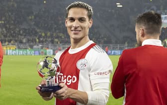 DORTMUND, GERMANY - NOVEMBER 03: (BILD OUT) Antony of Ajax Amsterdam with the trophy for player of the match the UEFA Champions League group C match between Borussia Dortmund and AFC Ajax at Signal Iduna Park on November 3, 2021 in Dortmund, Germany. (Photo by NESImages/DeFodi Images via Getty Images)