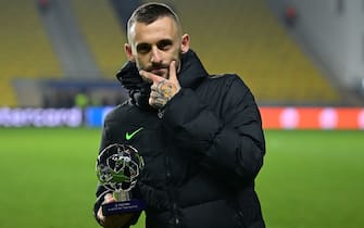 TIRASPOL, MOLDOVA - NOVEMBER 03: Marcelo Brozovic of FC Internazionale poses for a photograph with the Man of the Match award following the UEFA Champions League group D match between FC Sheriff and Inter at Sheriff Sports Complex on November 03, 2021 in Tiraspol, Moldova. (Photo by Mattia Ozbot - Inter/Inter via Getty Images)