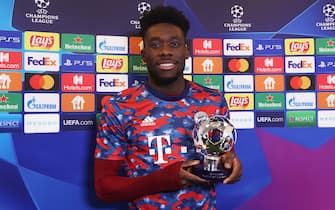 KYIV, UKRAINE - NOVEMBER 23: Alphonso Davies of FC Bayern Muenchen poses for a photograph with their PlayStation Player of the Match award after the UEFA Champions League group E match between Dinamo Kiev and Bayern MÃ¼nchen at Olimpiysky on November 23, 2021 in Kyiv, Ukraine. (Photo by Alexander Hassenstein - UEFA/UEFA via Getty Images)