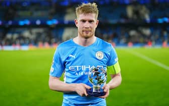MANCHESTER, ENGLAND - APRIL 05: Kevin De Bruyne of Manchester City poses for a photo with his player of the match award following the UEFA Champions League Quarter Final Leg One match between Manchester City and Atletico Madrid at City of Manchester Stadium on April 05, 2022 in Manchester, England. (Photo by Tom Flathers/Manchester City FC via Getty Images)