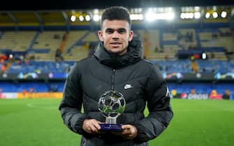 VILLARREAL, SPAIN - MAY 03: Luis Diaz of Liverpool receives their Playstation Player Of The Match award after their sides victory during the UEFA Champions League Semi Final Leg Two match between Villarreal and Liverpool at Estadio de la Ceramica on May 03, 2022 in Villarreal, Spain. (Photo by Aitor Alcalde - UEFA/UEFA via Getty Images)