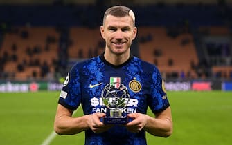 MILAN, ITALY - NOVEMBER 24: Edin Dzeko of FC Internazionale receives the award as player of the match at the end of the UEFA Champions League group D match between FC Internazionale and Shakhtar Donetsk at Giuseppe Meazza Stadium on November 24, 2021 in Milan, Italy. (Photo by Mattia Ozbot - Inter/Inter via Getty Images)