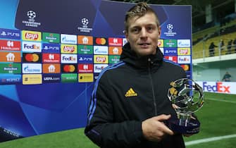 TIRASPOL, MOLDOVA - NOVEMBER 24: Toni Kroos of Real Madrid poses with their PlayStation Player of the Match award after the UEFA Champions League group D match between FC Sheriff and Real Madrid at Sheriff Sports Complex on November 24, 2021 in Tiraspol, Moldova. (Photo by Alexander Hassenstein - UEFA/UEFA via Getty Images)