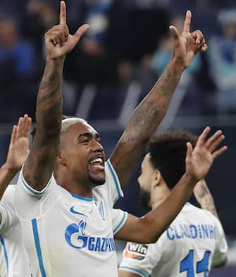 epa09496047 Malcom of Zenit celebrates their 4-0 win after the UEFA Champions League group H soccer match between Malmo FF and Zenit St. Petersburg at the Gazprom arena in St. Petersburg, Russia, 29 September 2021.  EPA/ANATOLY MALTSEV