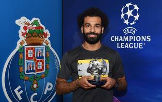 PORTO, PORTUGAL - SEPTEMBER 28: (THE SUN OUT, THE SUN ON SUNDAY OUT) Mohamed Salah of Liverpool with the Champions League Man of the Match award after the UEFA Champions League group B match between FC Porto and Liverpool FC at Estadio do Dragao on September 28, 2021 in Porto, Portugal. (Photo by John Powell/Liverpool FC via Getty Images)