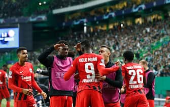 epa10280215 Eintracht Frankfurt's Randal Kolo Muani (C) celebrates with teammates after scoring the 2-1 lead in the UEFA Champions League group D soccer match between Sporting and Eintracht Frankfurt at Alvalade stadium in Lisbon, Portugal, 01 November 2022.  EPA/ANTONIO COTRIM
