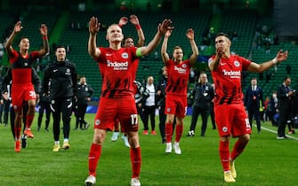 epa10280387 Eintracht Frankfurt's captain Sebastian Rode (C) and his teammates celebrate with supporters after winning the UEFA Champions League group D soccer match between Sporting and Eintracht Frankfurt at Alvalade stadium in Lisbon, Portugal, 01 November 2022.  EPA/ANTONIO COTRIM