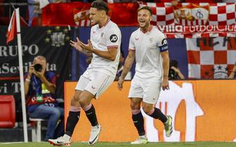 epa10872773 Sevilla's Argentine striker Lucas Ocampos (L) celebrates after scoring the 1-0 goal during the Champions League group B match between Sevilla FC and RC Lens, in Seville, Spain, 20 September 2023.  EPA/Julio Munoz